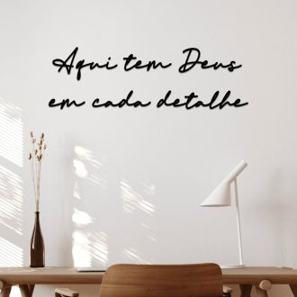 Quadro Aqui Tem Deus Em Cada Detalhe Decoração Frase em Mdf 3mm Preto