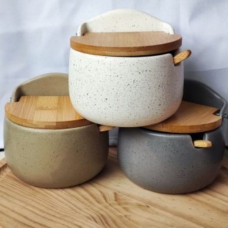 Saleiro de cerâmica com tampa e colher de bambu