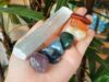 Combo Kit 7 Pedras Dos Chakras P + Bastão De Selenita Bruto Natural 10cm